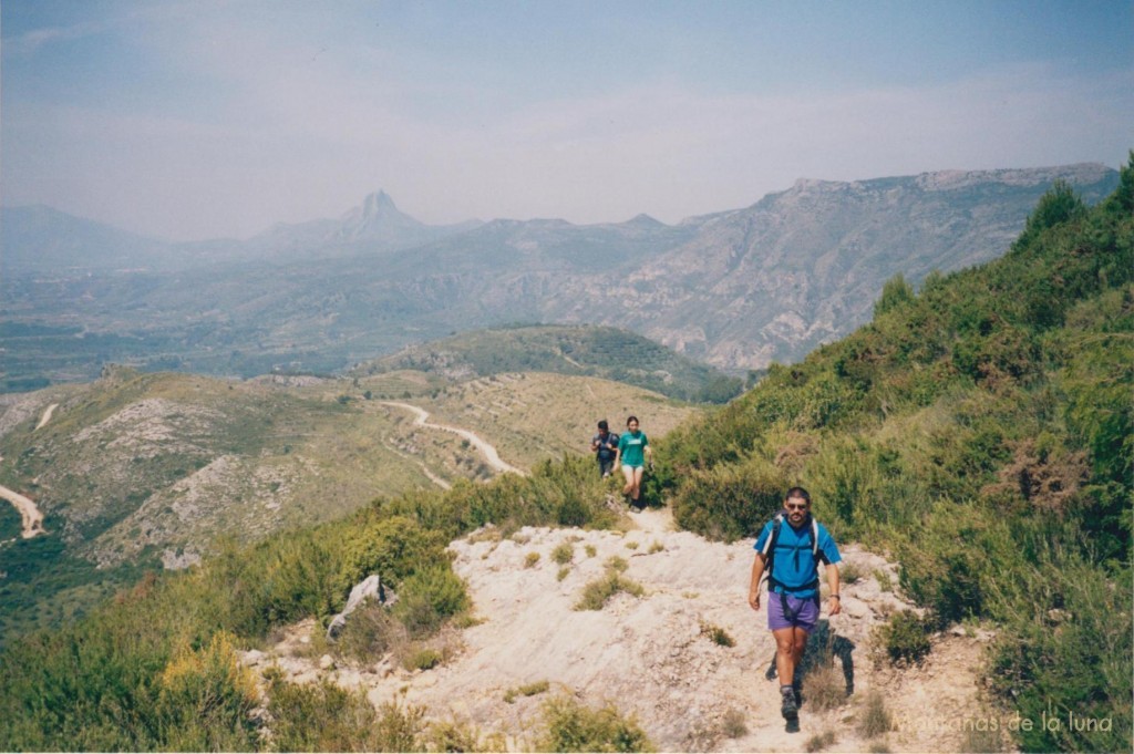 Delante Jesús subiendo a la cima de La Safor, al fondo el Benicadell, a la derecha la Serra d'Ador